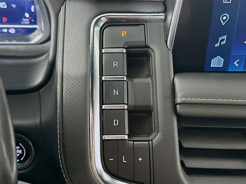 Used 2023 Chevrolet Suburban Premier image 17