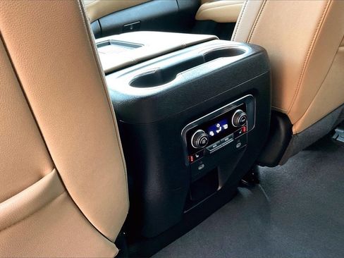 Used 2024 Chevrolet Suburban Premier image 10