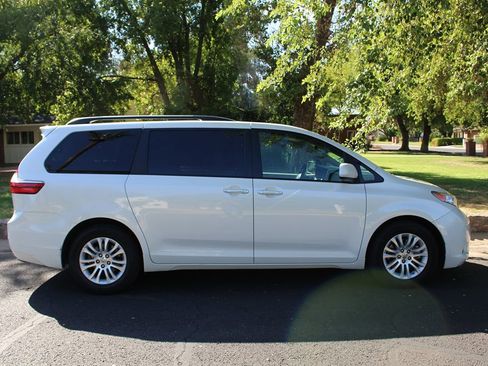 Used 2017 Toyota Sienna XLE Premium image 3