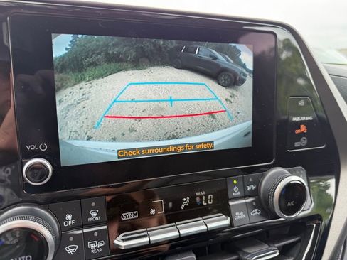 Used 2023 Toyota Highlander XLE AWD/4WD image 13