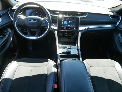 Used 2023 Jeep Grand Cherokee Altitude AWD/4WD image 10