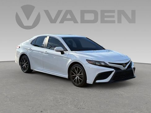 Used 2022 Toyota Camry SE image 1