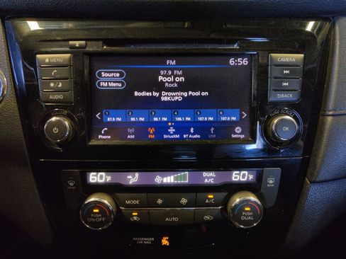 Used 2020 Nissan Rogue SV FWD image 25