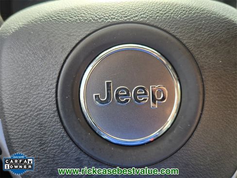 Used 2021 Jeep Grand Cherokee Laredo X image 30
