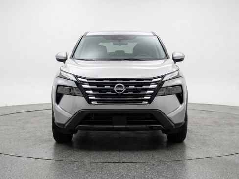 Used 2025 Nissan Rogue SV image 2