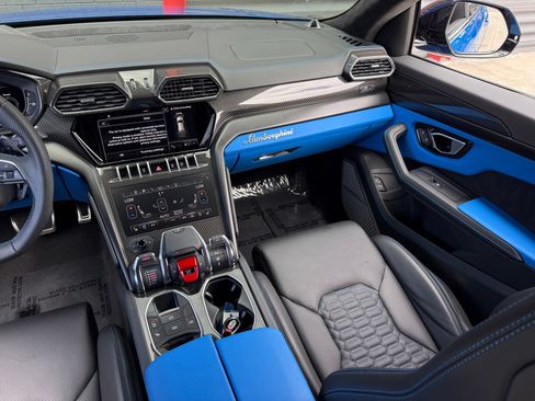 Used 2022 Lamborghini Urus AWD/4WD image 36