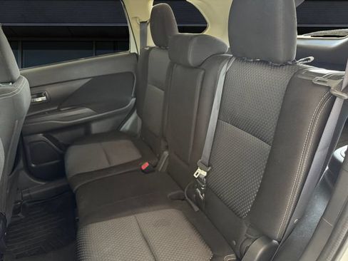 Used 2017 Mitsubishi Outlander SE FWD image 13