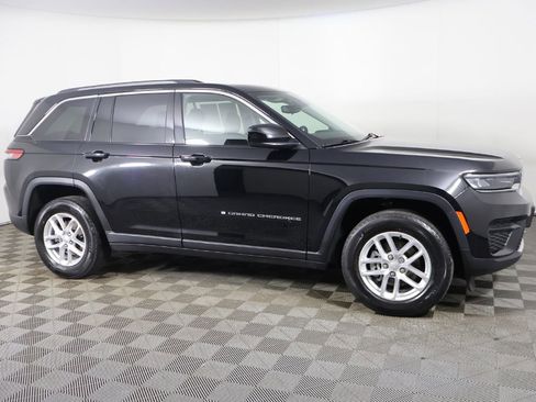 Used 2023 Jeep Grand Cherokee Laredo AWD/4WD image 17