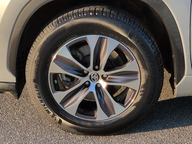 Used 2021 Toyota Highlander XLE FWD image 11