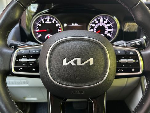 Used 2022 Kia Carnival EX FWD image 25