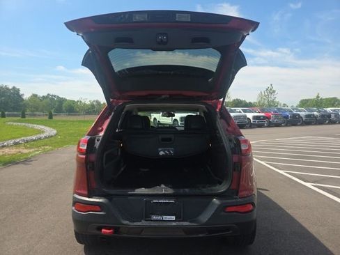 Used 2017 Jeep Cherokee Trailhawk AWD/4WD image 14