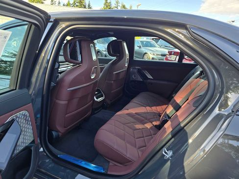Used 2025 BMW 750e xDrive w/ Executive Package image 19