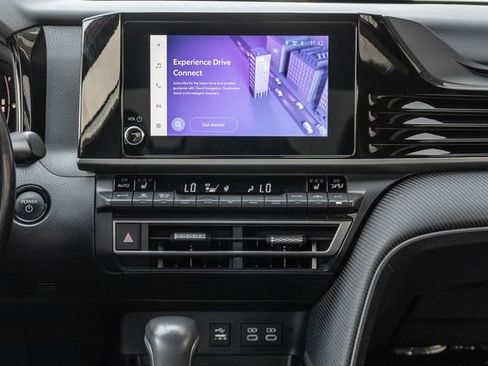 Used 2025 Toyota Camry SE w/ Convenience Package image 9