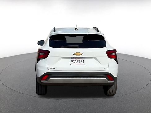 Used 2025 Chevrolet Trax LT w/ LT Convenience Package image 11