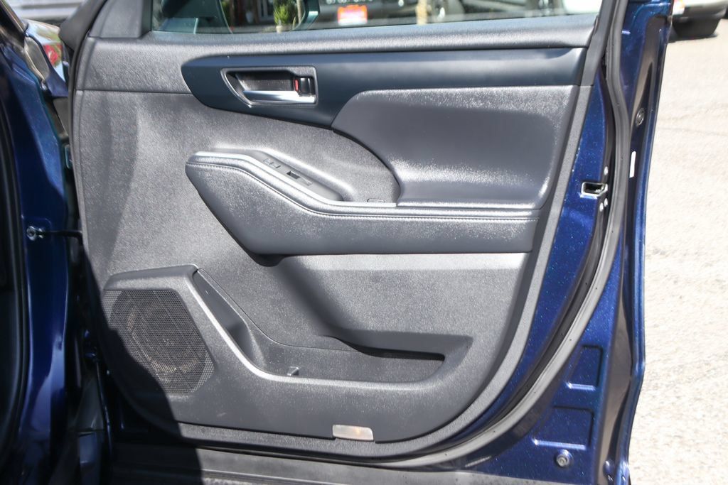 Used 2022 Toyota Highlander XLE FWD image 43