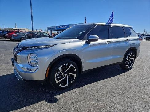 Used 2022 Mitsubishi Outlander SE image 2