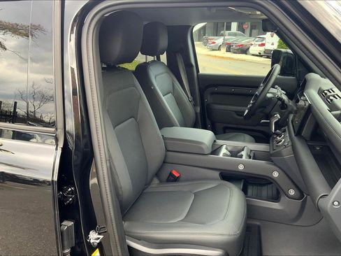 Used 2025 Land Rover Defender 110 S image 8