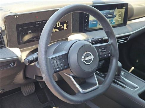 Used 2025 Nissan Kicks SV FWD image 8