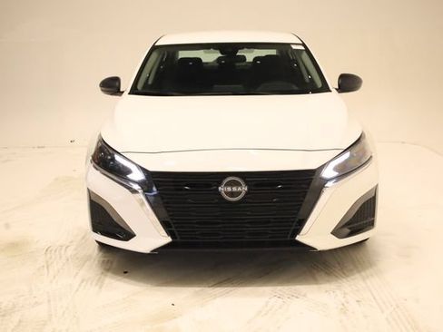 Used 2025 Nissan Altima 2.5 SV FWD image 3