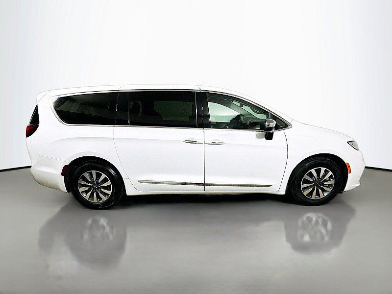 Used 2023 Chrysler Pacifica Limited FWD image 8
