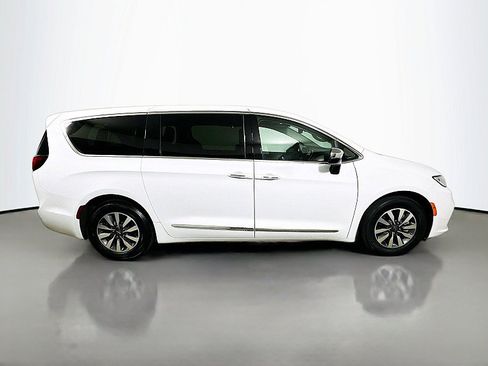 Used 2023 Chrysler Pacifica Limited FWD image 8