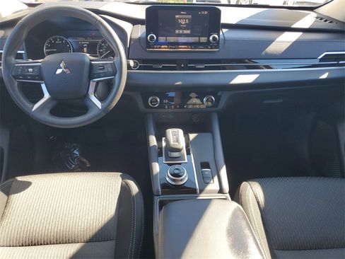 Used 2024 Mitsubishi Outlander ES image 16