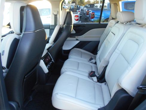 Used 2025 Lincoln Aviator Reserve w/ Equipment Group 201A image 7