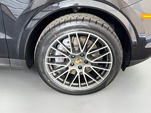 Used 2023 Porsche Cayenne Platinum Edition AWD/4WD image 32