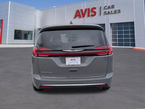 Used 2025 Chrysler Pacifica Select image 7