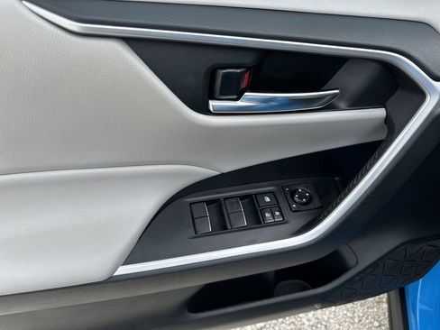 Used 2021 Toyota RAV4 XLE Premium image 11