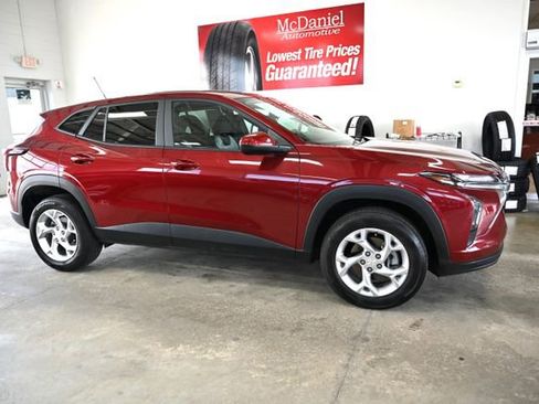 Used 2025 Chevrolet Trax LS w/ LS Convenience Package image 4