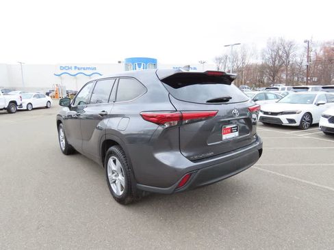 Used 2020 Toyota Highlander LE image 4