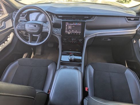 Used 2023 Jeep Grand Cherokee Altitude AWD/4WD image 12