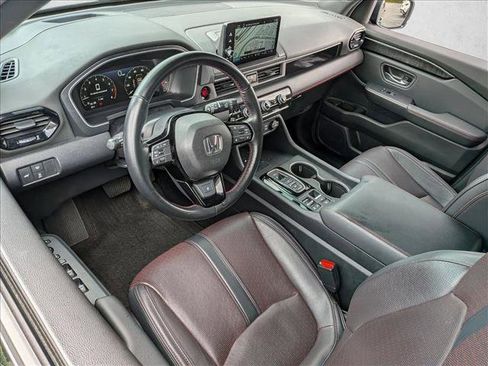 Used 2025 Honda Pilot Black Edition image 10