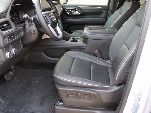 Used 2023 GMC Yukon SLT w/ SLT Premium Package image 17