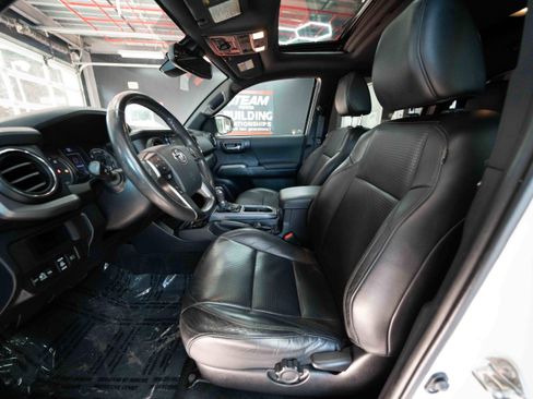 Used 2019 Toyota Tacoma TRD Off-Road image 9