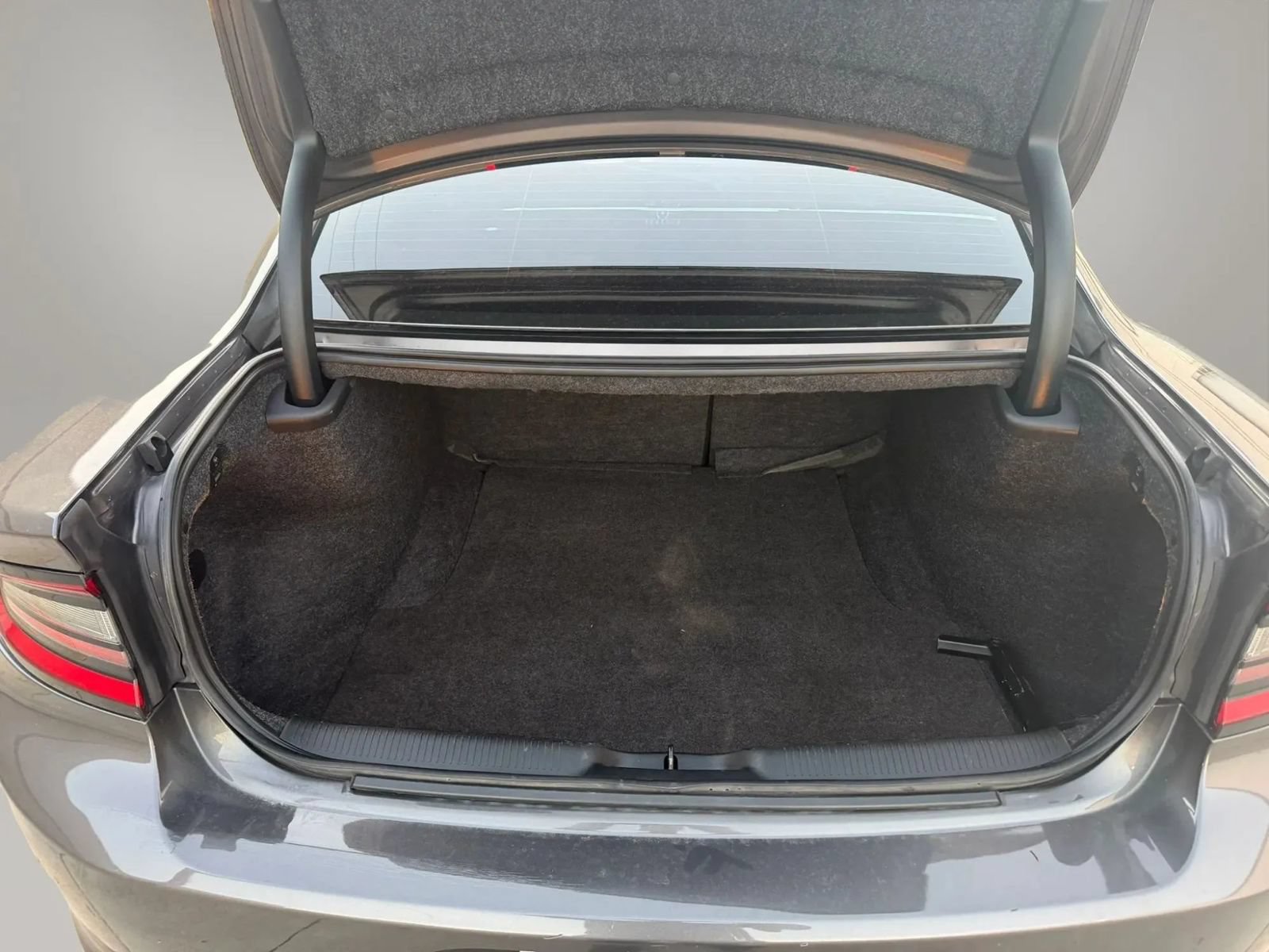 Used 2018 Dodge Charger SXT RWD image 38