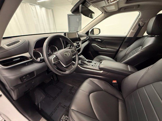 Used 2023 Toyota Highlander XLE AWD/4WD image 12