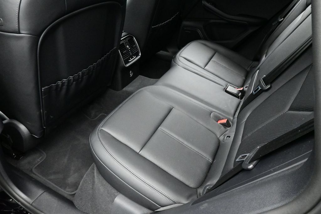 Certified 2025 Porsche Macan AWD/4WD image 15