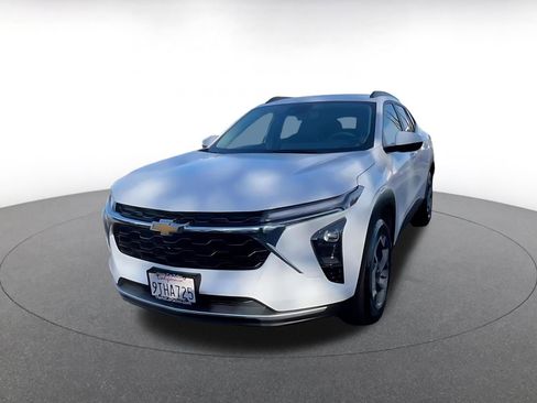 Used 2025 Chevrolet Trax LT w/ LT Convenience Package image 7