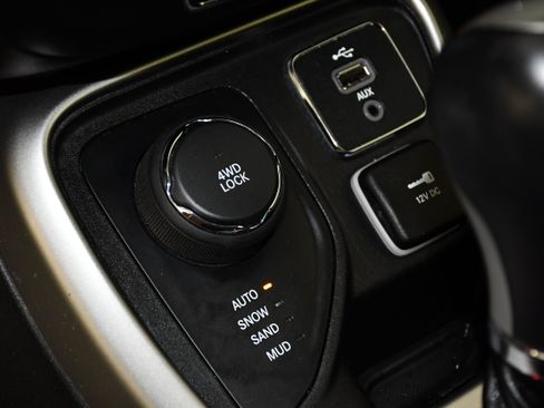 Used 2018 Jeep Compass Latitude w/ Cold Weather Group AWD/4WD image 30