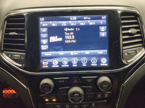 Used 2021 Jeep Grand Cherokee Limited AWD/4WD image 25