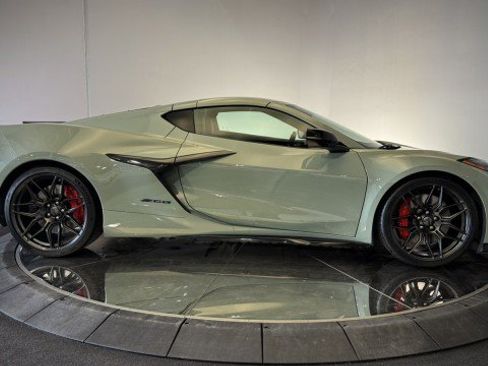 Used 2024 Chevrolet Corvette Z06 w/ Stealth Interior Trim Package RWD image 30