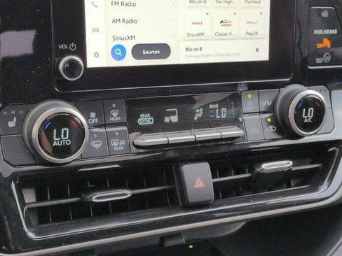 Used 2023 Toyota Highlander XLE FWD image 15