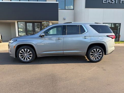 Used 2023 Chevrolet Traverse Premier image 2