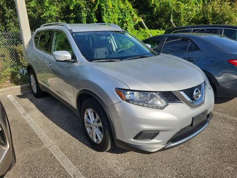 Used 2015 Nissan Rogue SV w/ SV Premium Package FWD image 2