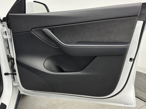 Used 2021 Tesla Model Y Long Range image 32