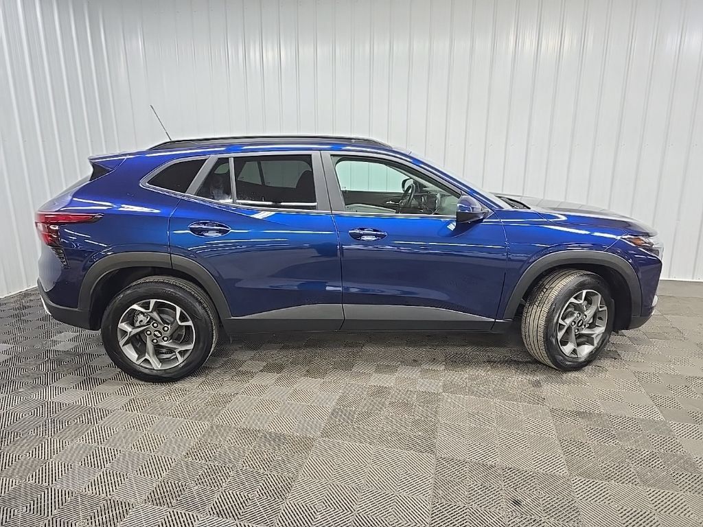 Used 2024 Chevrolet Trax LT w/ LT Convenience Package FWD image 2