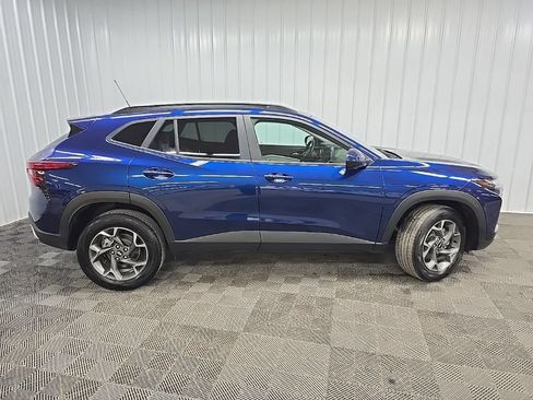 Used 2024 Chevrolet Trax LT w/ LT Convenience Package FWD image 2