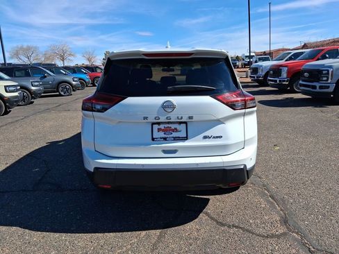 Used 2024 Nissan Rogue SV image 4